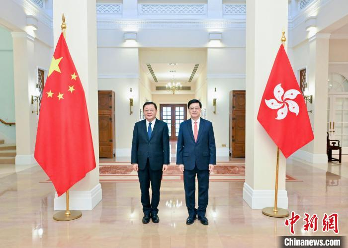 香港特首与广东省省长会面就加强粤港合作进行交流