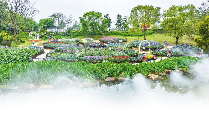 ▲青秀山风景区各色花朵争奇斗艳，吸引众多游客前来踏青赏花。（彭寰 摄）