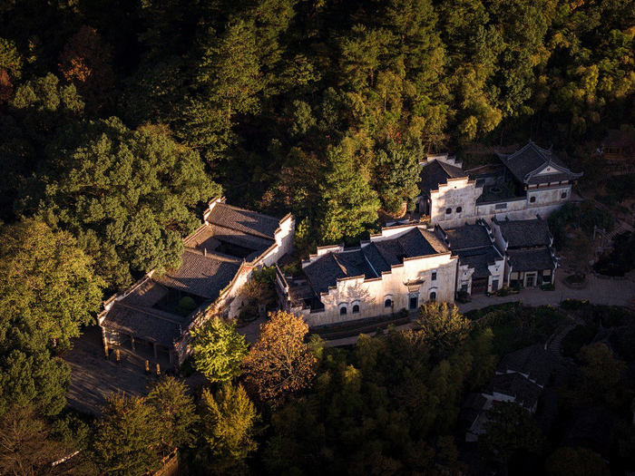 在流量至上求新求快的时代,显得如此格格不入,但或许正因长期主义之下