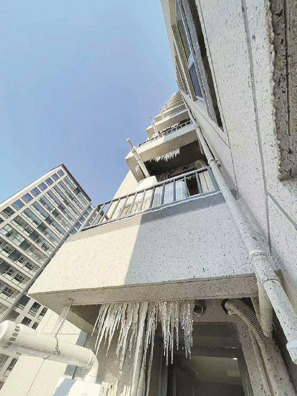             今年1月，多户业主家壁挂炉出现冻裂渗漏现象，户外设备台挂“冰帘”  受访者  供图          