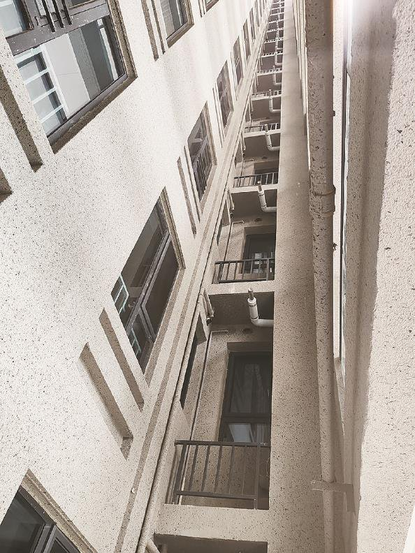             住宅楼统一安装壁挂炉，通常只有室内机上才会有的长排烟导管伸出机器近一米长  王军  摄          