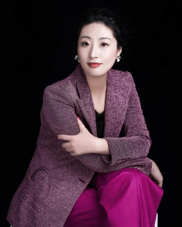 简约利落的线条,凸显出了自身端庄大气的气质,妥妥的女强人形象.