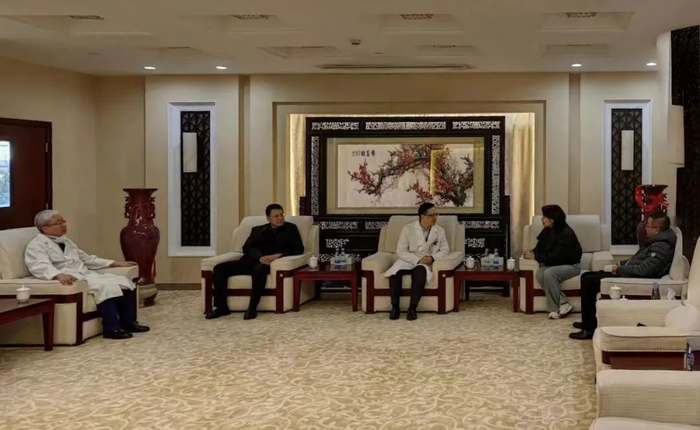 武燕主任一行与上海市第十人民医院院长沈兵,泌尿外科主任姚旭东等