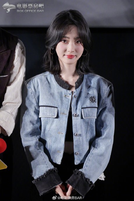 女主邢菲亮相新剧《烈焰》见面会,今天的白菜姐姐也超甜|邢菲|烈焰