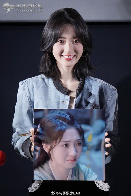 女主邢菲亮相新剧《烈焰》见面会,今天的白菜姐姐也超甜|邢菲|烈焰