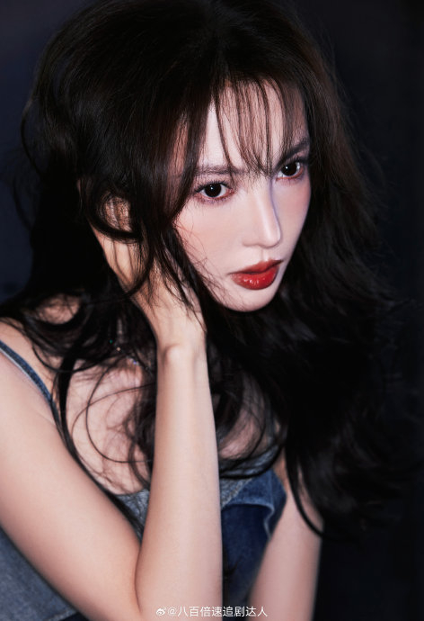 眼睑看起来红红的,是不是最近行程太多了啊,注意休息|金晨|眼睑|红红