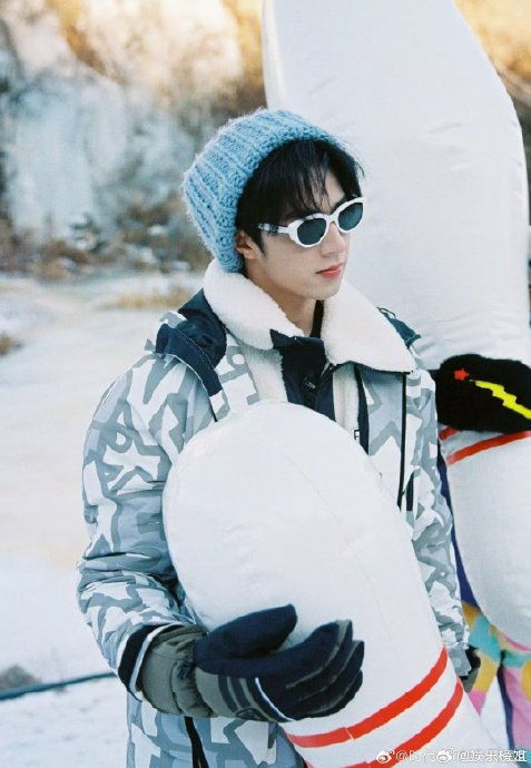 实际在雪地玩得可开心,就是萌宝一枚|刘耀文_新浪新闻