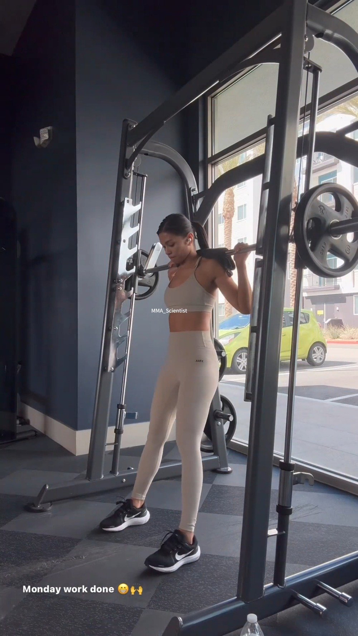 ufc举牌女郎蕾德德拉克鲁兹reddelacruz今日份训练vlog