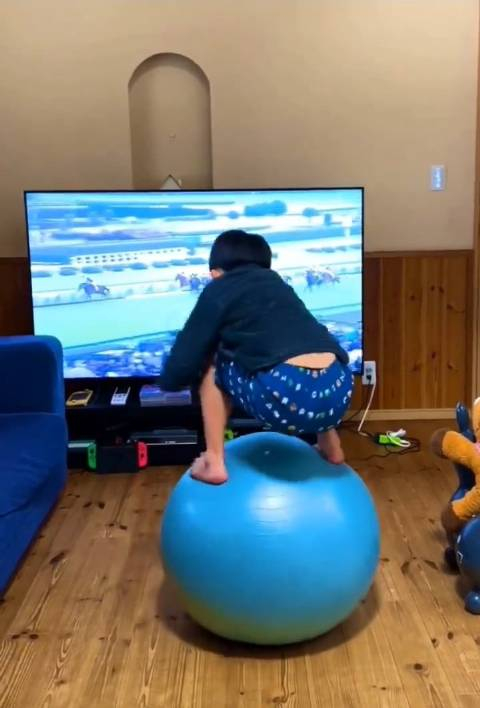 用瑜伽球模拟赛马,好强