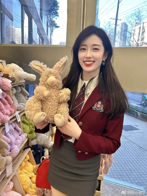 lpl主持人张小薇分享照片:浅浅吃哈|张小薇|主持人|春季赛_新浪新闻