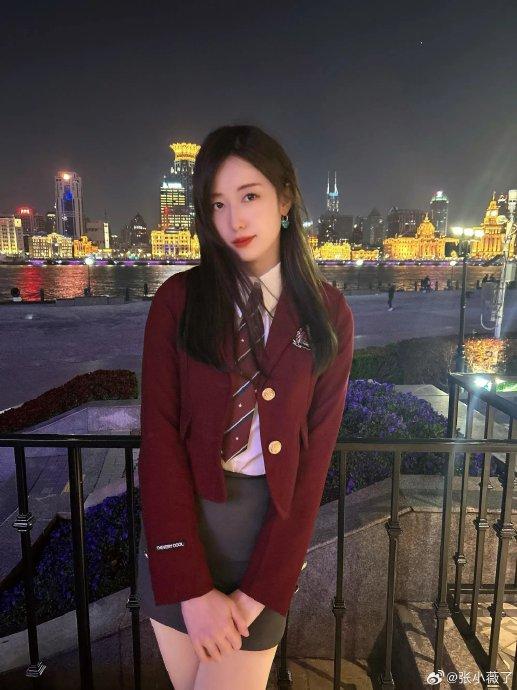 lpl主持人张小薇分享照片:浅浅吃哈|张小薇|主持人|春季赛_新浪新闻