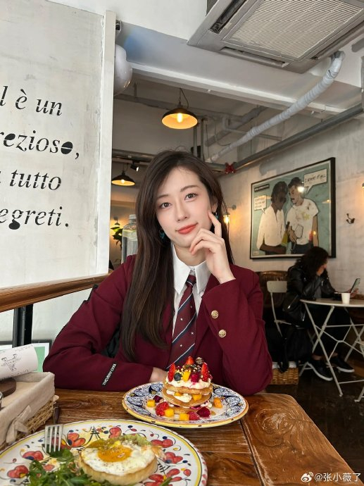 lpl主持人张小薇分享照片:浅浅吃哈|张小薇|主持人|春季赛_新浪新闻