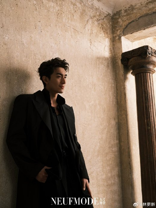 林更新最新营业照,这鞋跟真的好高呀,哈哈哈"神的高跟鞋"|鞋跟|林更新