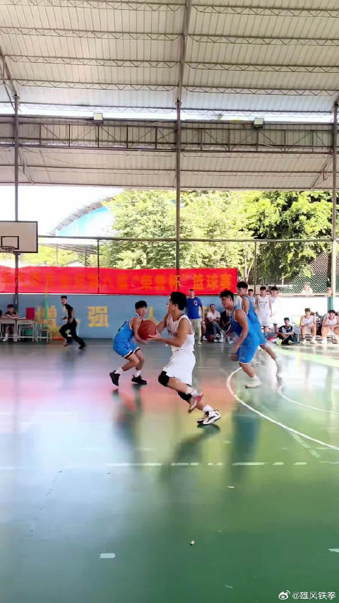 南宁八中白色最后时刻还剩56秒落后2分一个有争议的判罚走步了吗