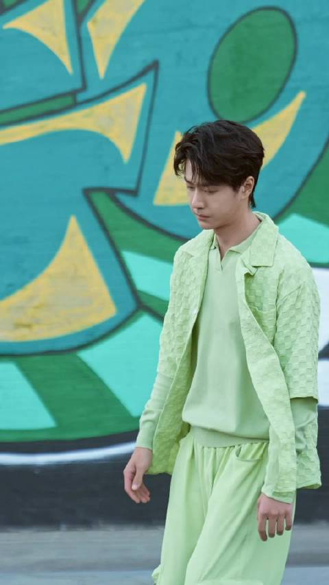王一博最新拍摄花絮来啦绿色套装清爽大帅哥一枚呀认真工作的酷盖最