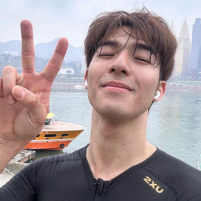 陈昊森骑行照真的帅死我了_新浪新闻