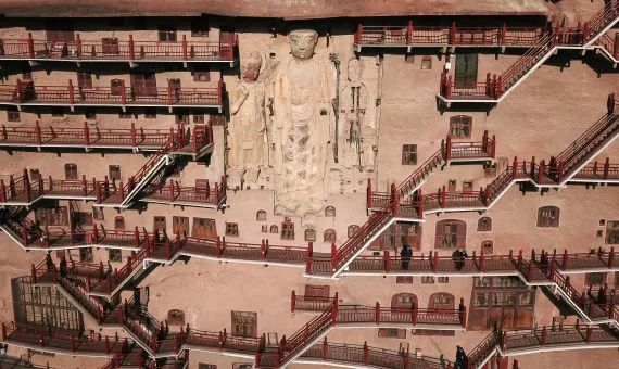 ▲2019年12月26日，游客在麦积山石窟参观游览（无人机拍摄）。新华社记者 马宁 摄