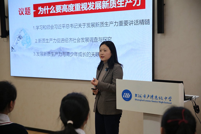 间学习空间里,澎湃新闻记者看到学生们正在进行课前自由讨论,何莉介绍