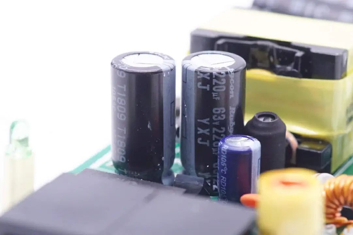 78l05l稳压芯片用于为mcu供电.