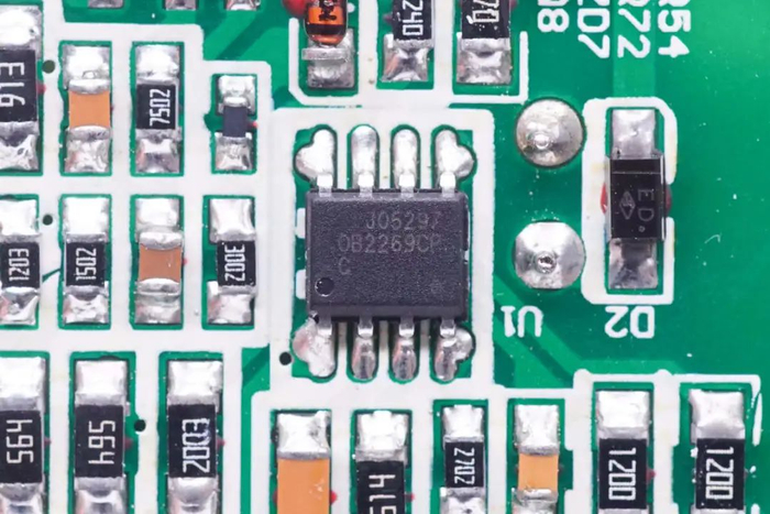 初级主控芯片来自昂宝,型号ob2269,是一颗高性能电流模式反激控制器