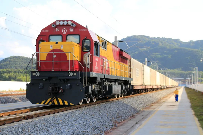 中老铁路国际货物列车开行突破9000列