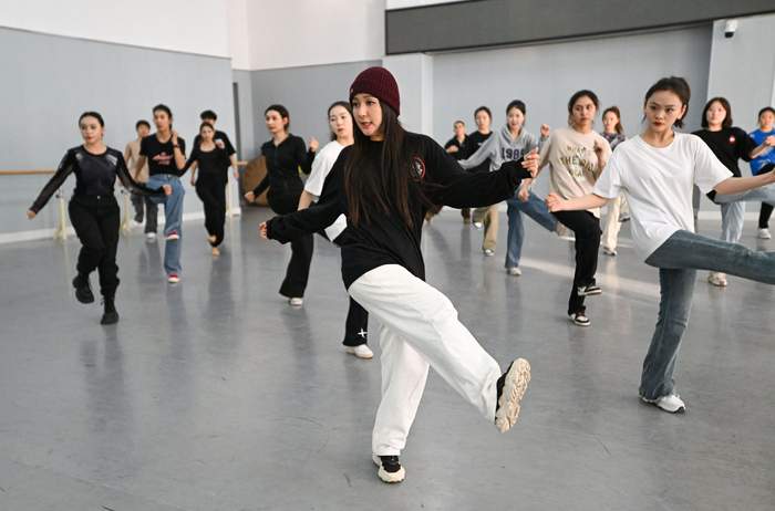 维吾尔族女舞者:带领青年拥抱民族风街舞|新疆艺术学院|街舞|新疆