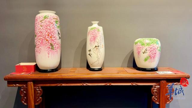 精工细作的广绣,立体丰满的潮绣;如万缕金丝织白玉的广彩,或通花镂空
