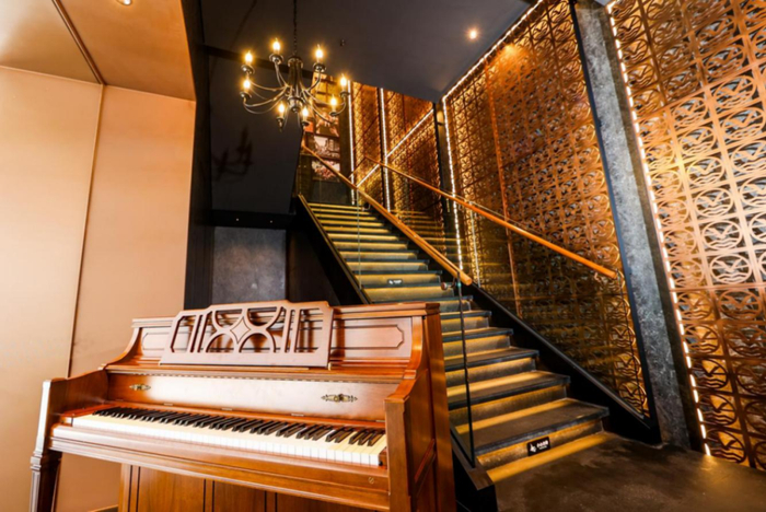 与钢琴之岛鼓浪屿,遥相呼应铁艺招牌和骑楼外墙更加适配新店位于一条