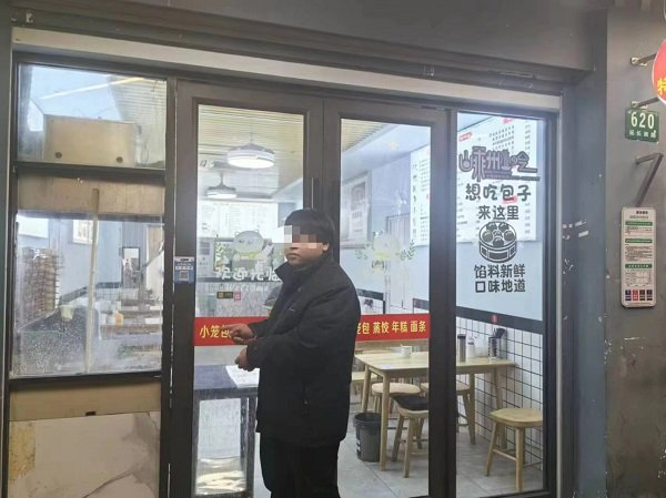小偷半夜犯网瘾奈何囊中羞涩 竟将贼手伸向街边小笼包店|小偷|收银台