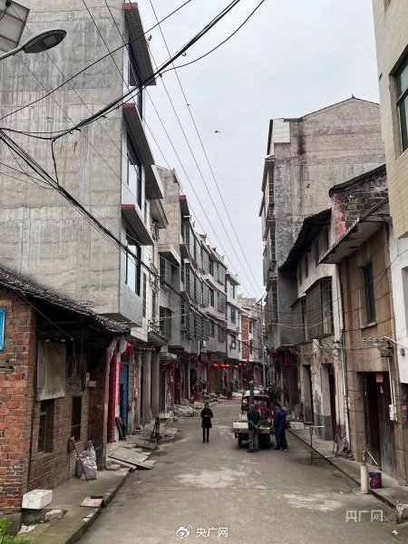 高沙镇中和街。总台中国之声记者 管昕 摄