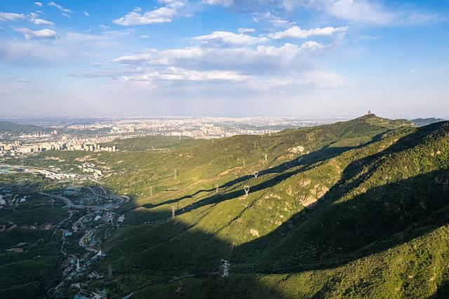 就北京地区而言,称"九龙山"的地方,一是自然形成的山脉,形似九龙相拥