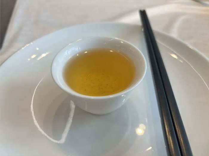 表示,面对"茶位费",消费者可以在消费之前问清楚餐厅是否会收取茶位费