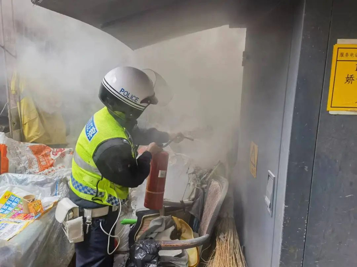 交警化身"救火卫士"护民安|交警|救火|成都市_新浪新闻