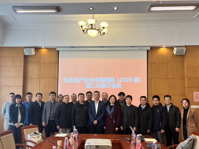 这场会议在上海东华大学(延安路校区)会议室里举行,东华大学科研院