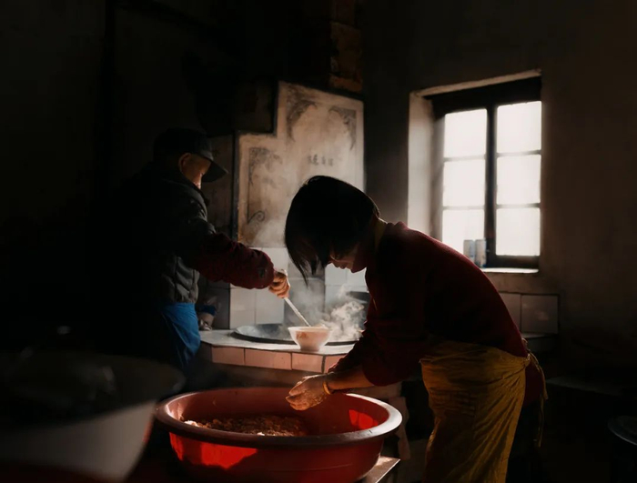 老一辈人在厨房做饭。（图/图虫创意）