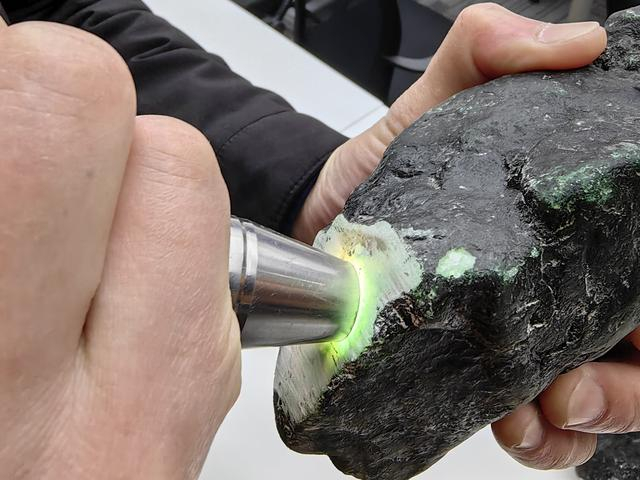 直播间内被查获的“造假”原石 上海市公安局浦东分局 供图