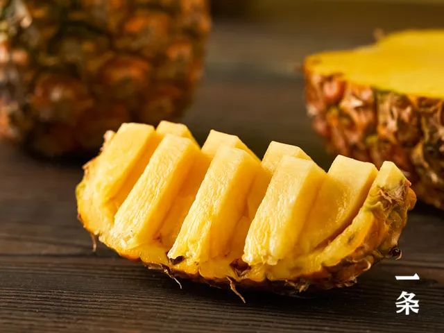 又香又甜又多汁!海南金钻凤梨,削了皮直接吃,不用泡盐水__财经头条