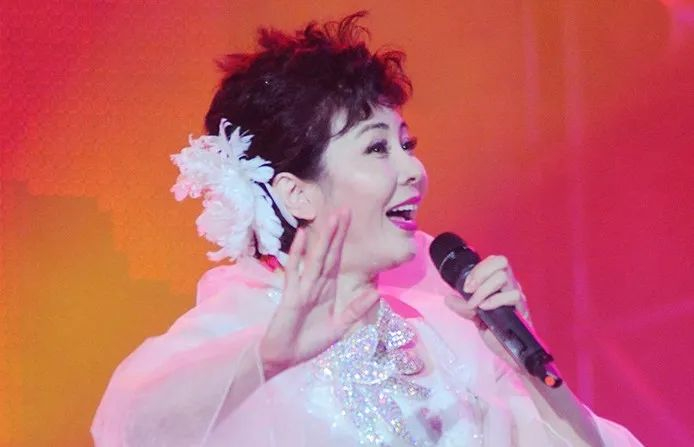 她,曾打破报幕"潜规则",是国家一级主持人,64岁仍然单身|央视春晚