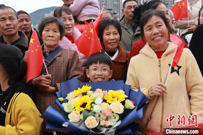 广西柳州民众欢送新兵赴军营