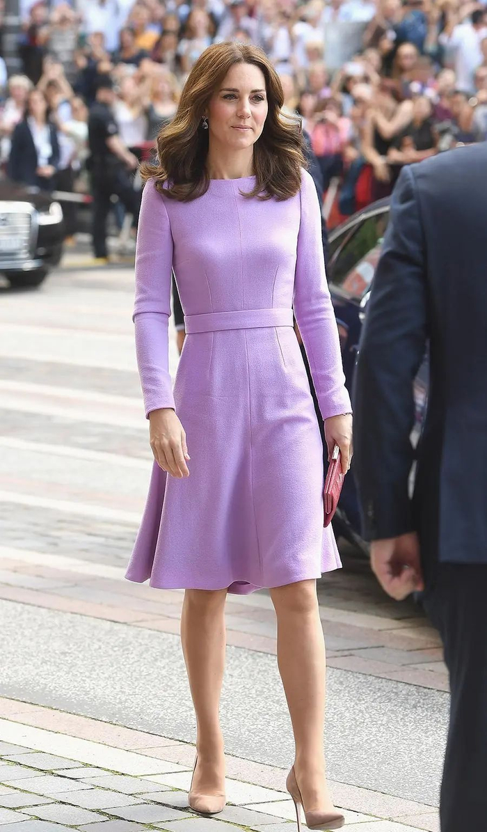 emilia wickstead 的蓝色百褶洋裝搭配黑色高跟鞋,卸下华丽的珠宝