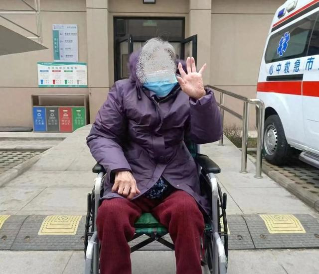 老奶奶以"胸闷,气短,不能平卧,乏力,纳差,精神萎靡"入院,诊断为"急性
