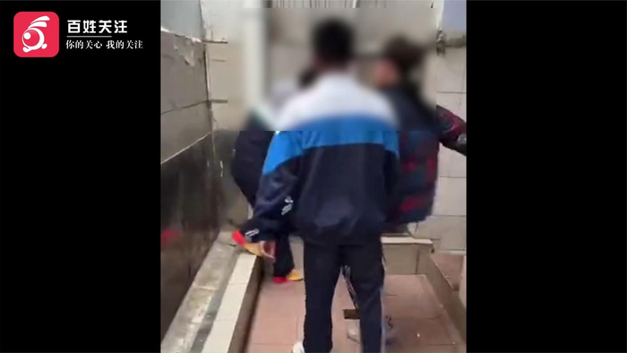 济南一初中生学校厕所内被同学殴打十多人围观叫好校方已介入