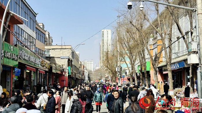 下南关街人山人海.人民网记者 刘沛然摄特色粽子.人民网 况玉摄羊肠.