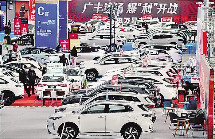 市民体验车内环境和舒适度.红旗汽车特装展位.