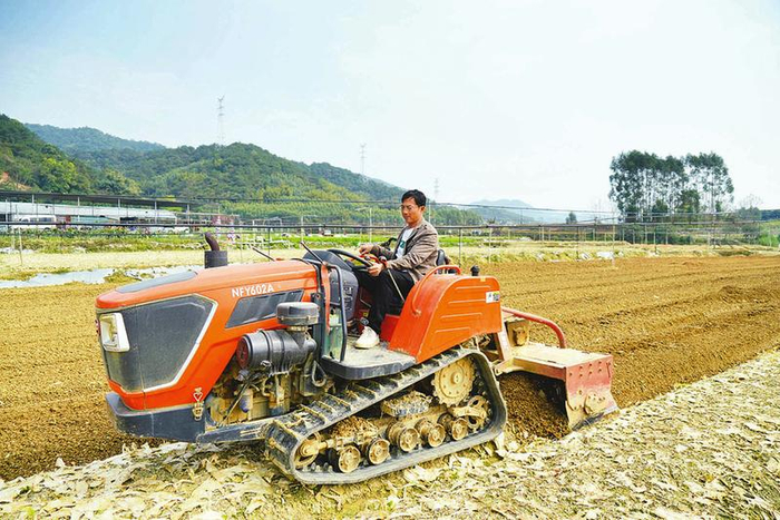 兴宁区三塘镇铁牛奋蹄忙春耕生机勃勃绘丰景