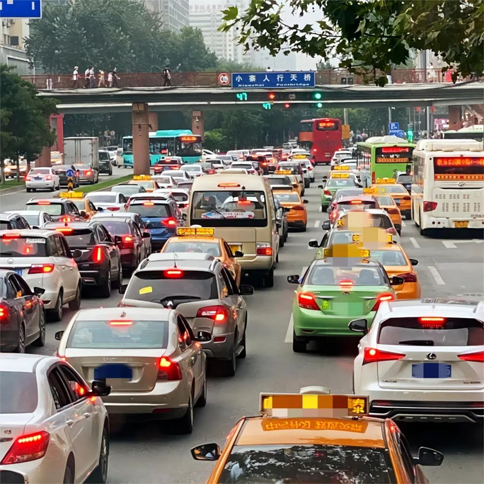 西安城市街头实拍◎来源/城记影像1,加强公交与地铁"鱼骨式"衔接.