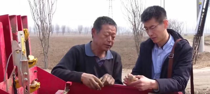 保障春耕备耕工作农技人员下地手把手指导农户田间管理