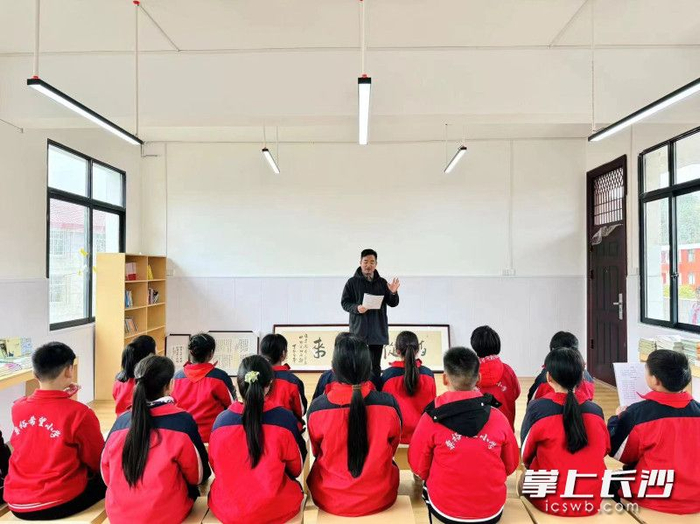 朗诵团邀请了衡东县语言艺术学会会长赵益华和浏阳市人艺朗诵团的徐