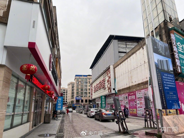 高沙镇高沙酒厂棚户区改造项目所在地，早在2016年申报棚改之前此处已建成商业地产项目。总台中国之声记者 管昕 摄