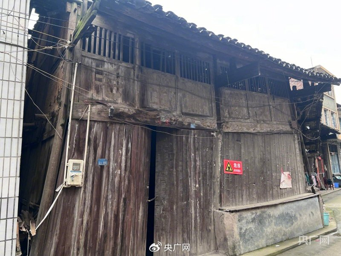 高沙镇中和街两侧部分房屋已被鉴定为危房。总台中国之声记者 管昕 摄